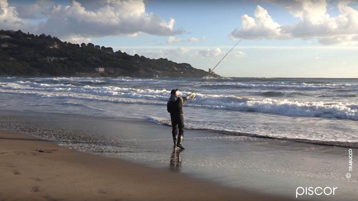 Surfcasting to sea bass, gilthead sea bream and mullet using short arm